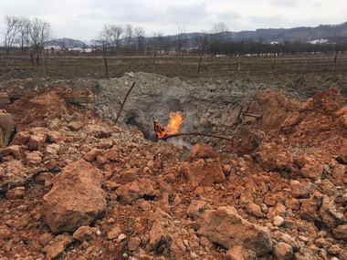 Gorj: Cinci persoane au fost rănite şi opt maşini avariate, în urma incendiului de la staţia de pompare a gazelor