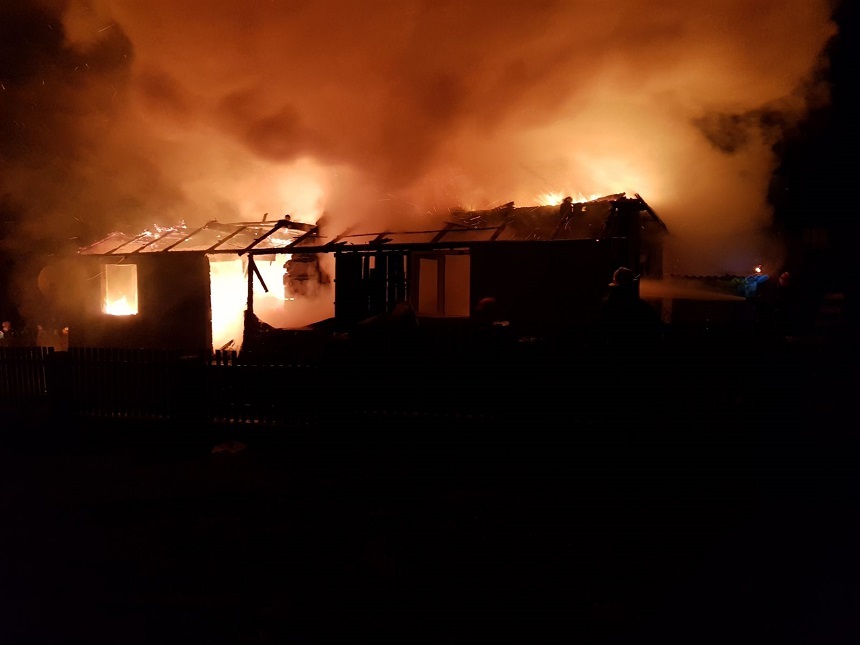 Bistriţa Năsăud: Un bărbat a murit şi două case au ars într-un incendiu