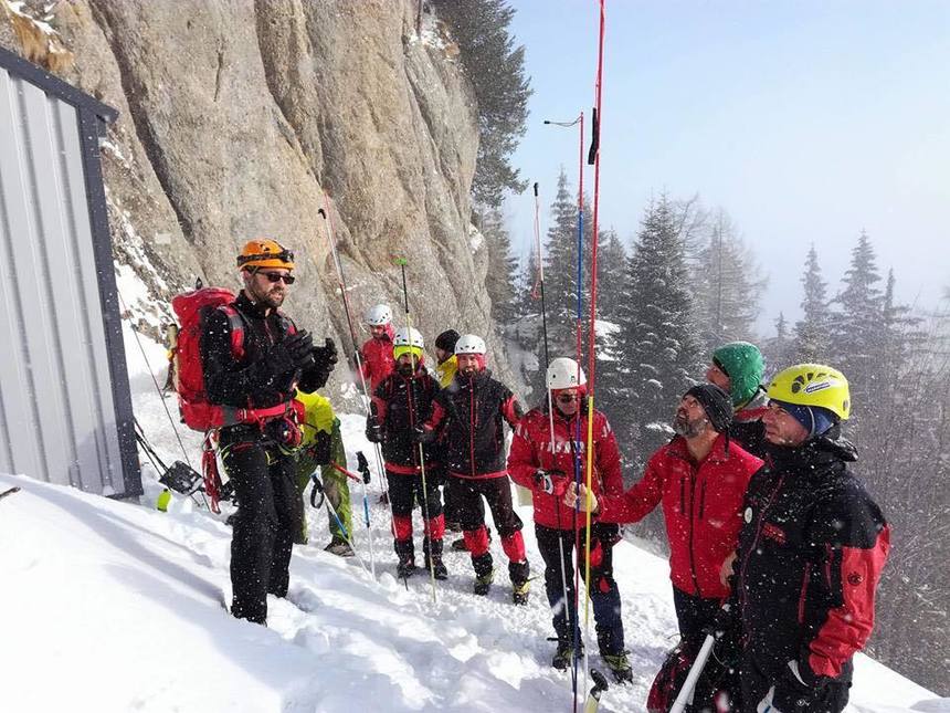 Tânărul surprins de o avalanşă în Bucegi, căutat de salvamontişti din Prahova şi Hunedoara, dar şi de alpinişti

