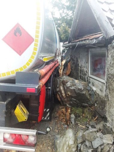 Braşov: Scurgeri dintr-o cisternă cu benzină care a lovit un gard, locuitorii caselor din jur fiind evacuaţi