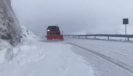 UPDATE - Şapte autotrenuri, blocate pe Valea Oltului din cauza drumului acoperit cu un strat de zăpadă sub care s-a format polei. Drumul Naţional 67 C Novaci - Rânca a fost închis din cauza viscolului. VIDEO