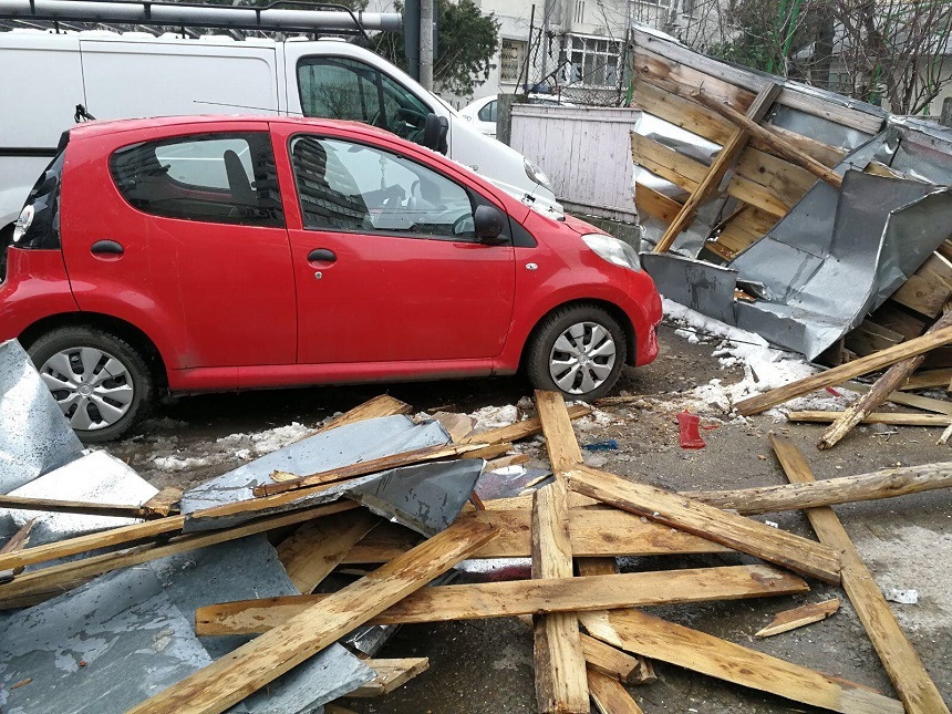 Focşani: Două maşini, avariate de bucăţi smulse de vânt din acoperişul unui bloc
