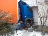 Adjud: Un tir a intrat în zidul unui bloc - FOTO
