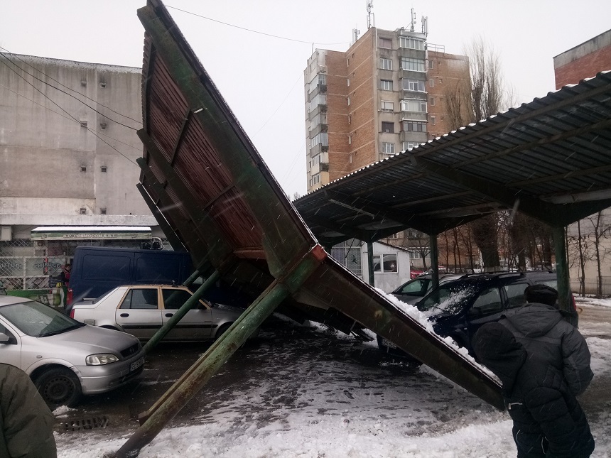 Galaţi: Un autoturism şi un microbuz au fost avariate de un acoperiş metalic prăbuşit din cauza vântului