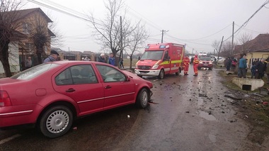 Mureş: Cinci persoane rănite după ce două autoturisme s-au ciocnit pe un drum din localitatea Sântana de Mureş. FOTO