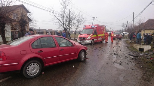 Mureş: Cinci persoane rănite după ce două autoturisme s-au ciocnit pe un drum din localitatea Sântana de Mureş. FOTO