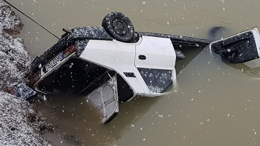 Un copil de 13 ani a murit după ce maşina în care se afla, condusă de tatăl său, a căzut în râul Argeş. FOTO