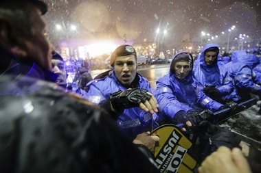 Godină prezintă o fotografie în care afirmă că este jandarmul care lovea manifestanţii în Piaţa Universităţii, de data aceasta asigurându-i protecţia lui Dragnea la DNA