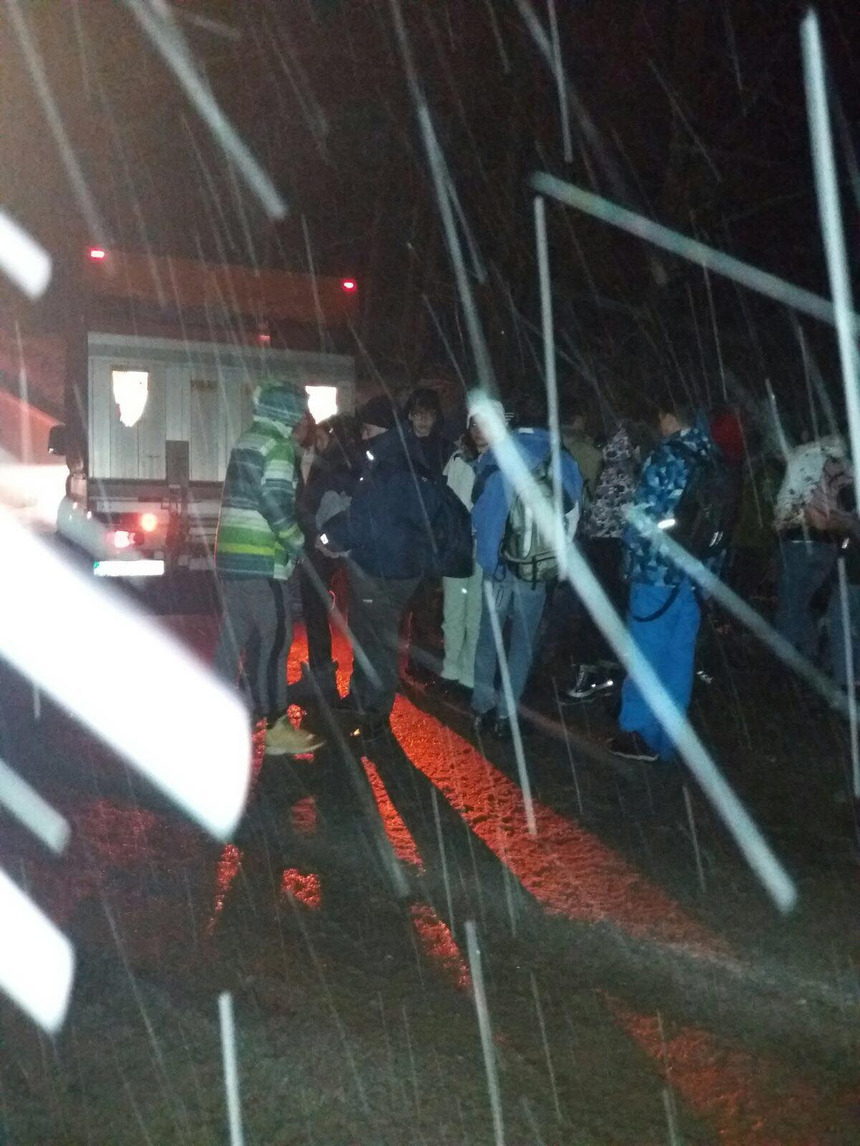 Un autocar cu peste 50 de elevi s-a defectat şi a rămas blocat într-o zonă montană din Arad, pasagerii fiind ajutaţi de drumari să ajungă la o pensiune