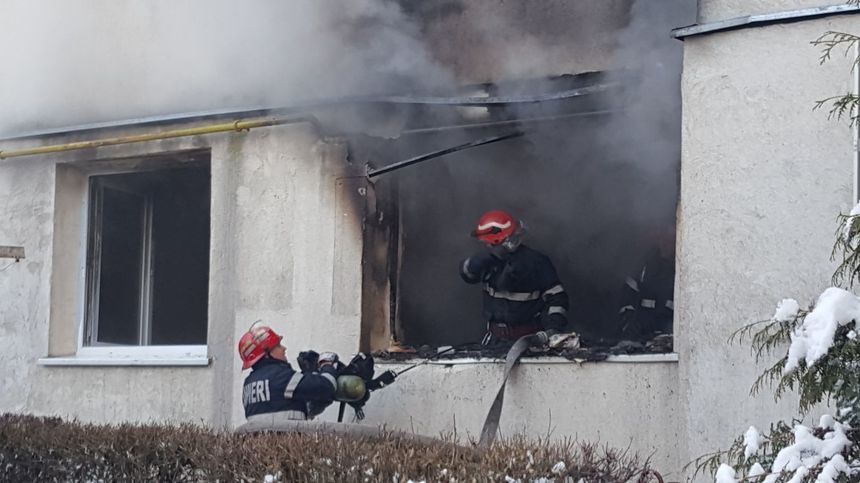 Botoşani: Cinci persoane, intoxicate cu fum şi 32 evacuate în urma unui incendiu izbucnit într-un bloc