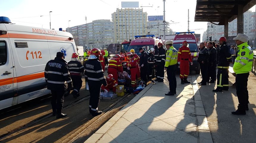 Unui bărbat i s-a făcut rău şi a căzut pe şinele de tramvai, în zona Obor; circulaţia tramvaielor este blocată