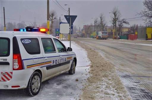 Braşov: Bărbat care a avariat maşina Poliţiei care-l urmărea, reţinut; suspectul nu avea permis şi era băut
