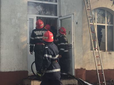 Incendiu la o şcoală din judeţul Gorj, 17 copii fiind evacuaţi. VIDEO