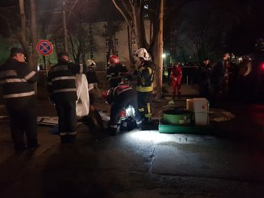Avarie la o conductă de termoficare de pe Bulevardul Iuliu Maniu din Capitală: Un muncitor a ieşit singur, cu arsuri pe 80 la sută din suprafaţa corpului. Al doilea muncitor a fost scos decedat din subteran