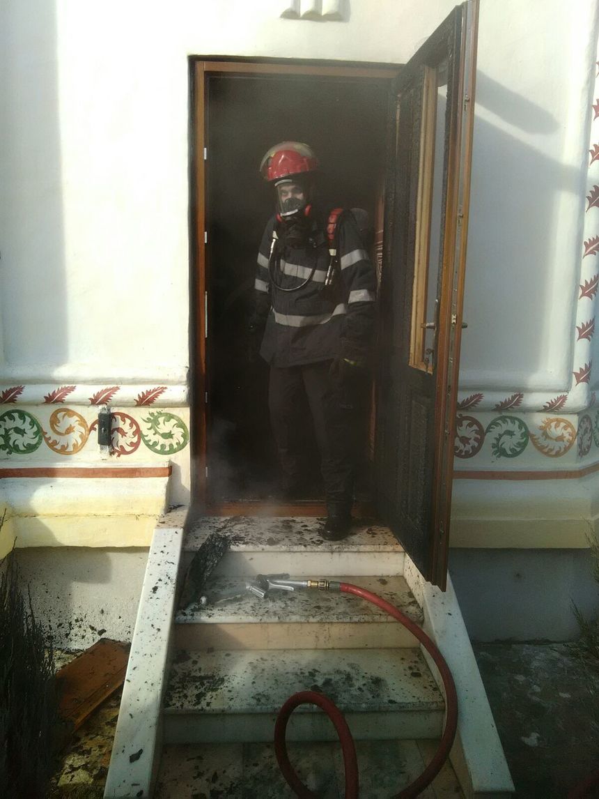 Incendiu la o biserică monument istoric din Craiova, fiind afectată o parte a altarului