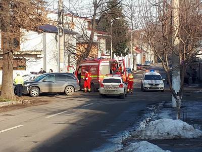 Galaţi: Doi poliţişti aflaţi într-o misiune de patrulare au fost răniţi în urma unui accident rutier