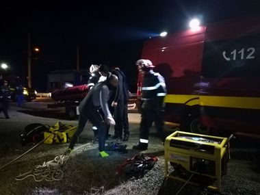 Arad: Echipaje de intervenţie, mobilizate după ce o maşină a plonjat în Lacul Ghioroc