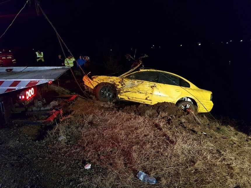Arad: Maşina căzută în Lacul Ghioroc, scoasă după patru ore, însă şoferul, care ar fi anunţat că se sinucide, nu a fost găsit


