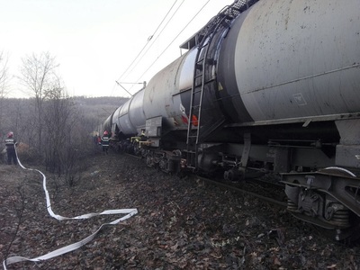 UPDATE - Trei vagoane ale unui tren de marfă care transporta motorină au deraiat în localitatea mehedinţeană Balota - FOTO, VIDEO