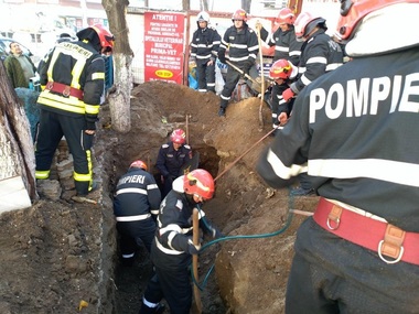Accident pe Şoseaua Alexandriei: Un muncitor a fost prins sub o placă de beton - FOTO, VIDEO