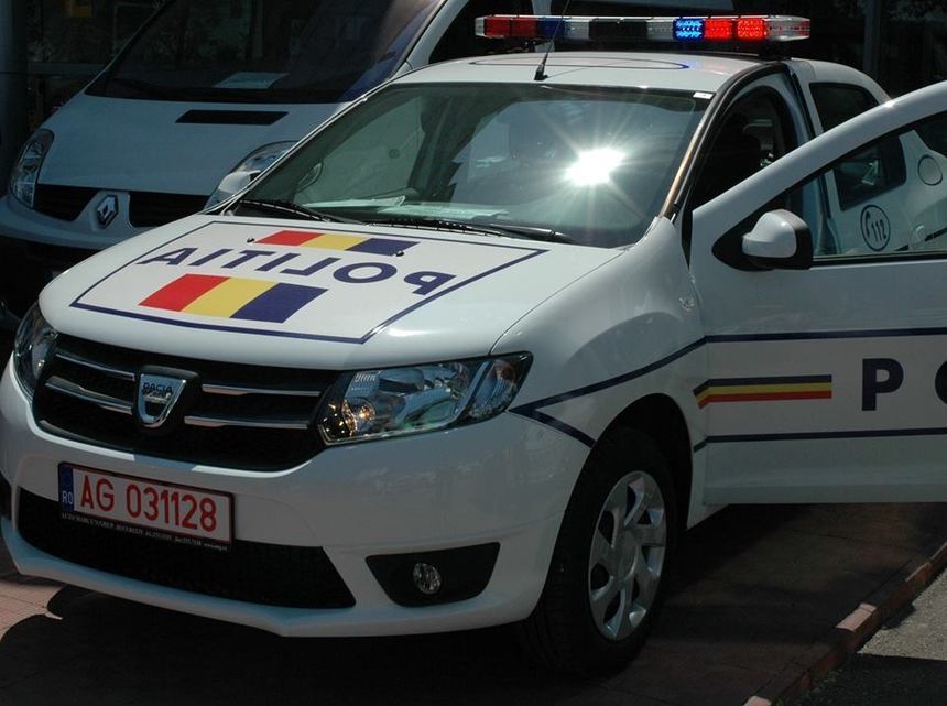 Poliţiştii din Mureş au descoperit într-un microbuz 3.000 de litri de alcool pentru care şoferul nu avea acte

