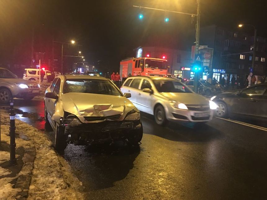 Şase persoane, rănite după ce două maşini s-au ciocnit într-o intersecţie din Braşov, una dintre ele fiind proiectată în doi pietoni 