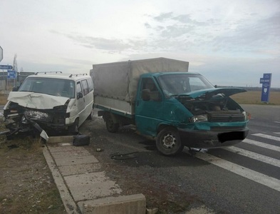 Zece persoane, implicate într-un accident rutier în Timiş