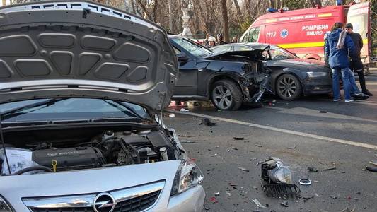 UPDATE - Cinci răniţi în urma unui accident în centrul Capitalei, provocat de un bărbat care ar fi consumat droguri şi care se bătea cu soţia lui în maşină. Şoferul a lovit trei autoturisme