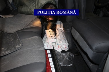 Percheziţii la persoane suspectate de contrabandă cu ţigări; peste 170.000 de ţigarete au fost confiscate. VIDEO