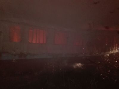 Incendiu la două vagoane de tren dezafectate, din Gara de Nord Timişoara. Un om a murit carbonizat, iar altul a suferit arsuri grave