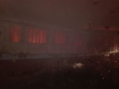 Incendiu la două vagoane de tren dezafectate, din Gara de Nord Timişoara. Un om a murit carbonizat, iar altul a suferit arsuri grave