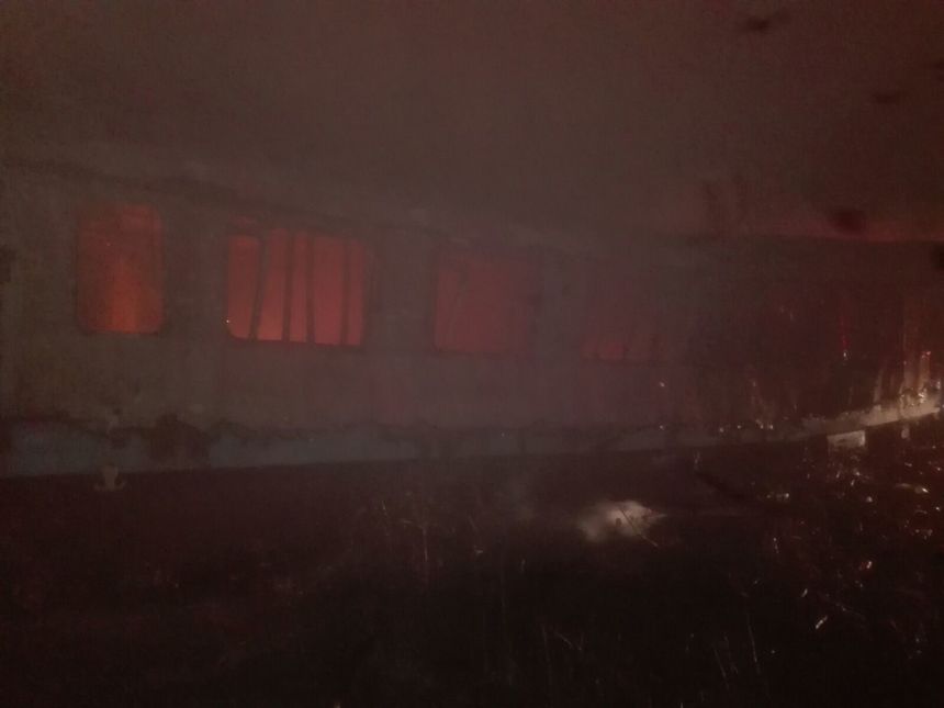 Incendiu la două vagoane de tren dezafectate, din Gara de Nord Timişoara. Un om a murit carbonizat, iar altul a suferit arsuri grave