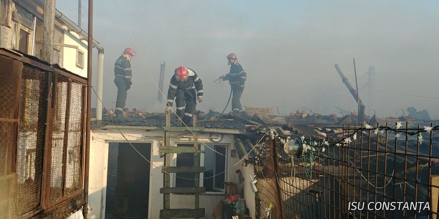 Incendiu puternic la Medgidia. Zece locuinţe sunt cuprinse de flăcări; intervin peste 40 de pompieri. FOTO/VIDEO