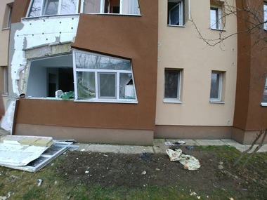 Explozie într-un bloc din Deva. O femeie de 86 de ani a suferit arsuri de gradul întâi la nivelul feţei şi pe mâini - FOTO
