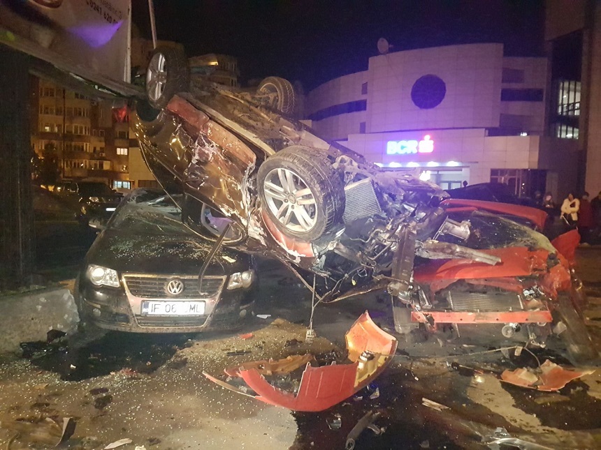 Constanţa: Zece maşini, avariate de un autoturism condus de o femeie, care apoi s-a răsturnat peste alte două vehicule - FOTO

