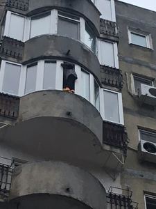Intervenţie dificilă pentru salvarea unei femei care ameninţa că se aruncă de la etajul al şaselea al unui bloc din Capitală. FOTO/ VIDEO