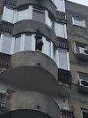 Intervenţie dificilă pentru salvarea unei femei care ameninţa că se aruncă de la etajul al şaselea al unui bloc din Capitală. FOTO/ VIDEO