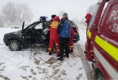 Vrancea: Copaci doborâţi, maşini avariate, mii de oameni fără curent electric din cauză vântului şi a zăpezii