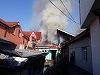 Trei locuinţe din Caracal, afectate de un puternic incendiu, care a fost stins după trei ore. O persoană a suferit un atac de panică