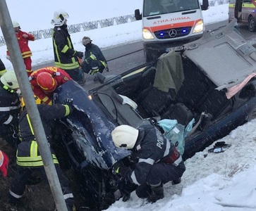 Circulaţie în condiţii de iarnă în judeţul Suceava; două accidente cu patru victime s-au produs duminică dimineaţă. FOTO/ VIDEO