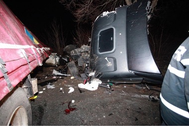 UPDATE Buzău: Accident cu un TIR, o autocisternă şi un autoturism pe DN1 B. Şeful postului de Jandarmi din Sărata Monteoru a decedat în accident. Trafiul rutier a fost reluat după mai mult de trei ore