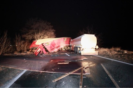Buzău: Pompierii intervin pe DN1B, unde a avut loc un grav accident, pentru că sunt scurgeri de combustibil din vehiculele implicate