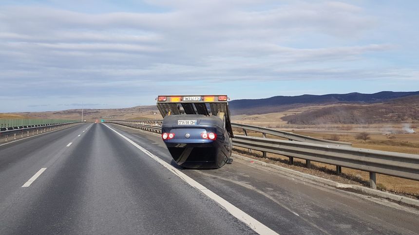 Trafic îngreunat pe autostrada Sibiu - Orăştie, din cauza a două accidente în care trei persoane au fost rănite; un şofer este încarcerat. VIDEO