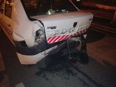 Constanţa: Un şofer băut a intrat cu autoturismul într-o maşină de poliţie parcată; un poliţist a fost rănit uşor