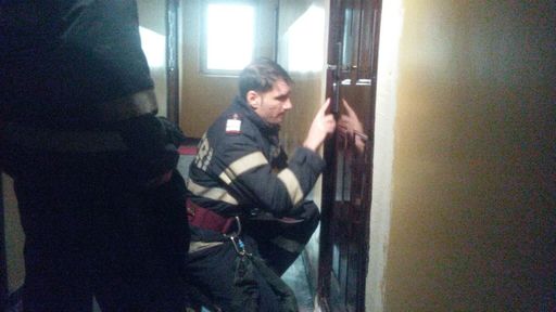 Constanţa: Copil de cinci ani, lăsat singur în apartament; vecinii au alertat pompierii. VIDEO