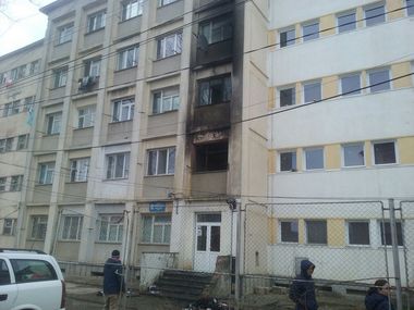 Constanţa: Incendiu la un cămin în care sunt cazaţi militari; o persoană a fost rănită