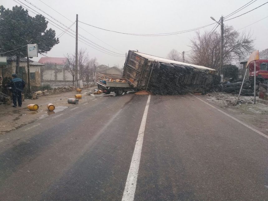 Constanţa: Trafic blocat pe DN2A, după ce un autotren s-a răsturnat peste o autoutilitară care transporta butelii