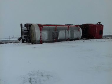 UPDATE - O cisternă încărcată cu 23 de tone de butanol şi octanol s-a răsturnat pe DN2, în judeţul Neamţ. VIDEO