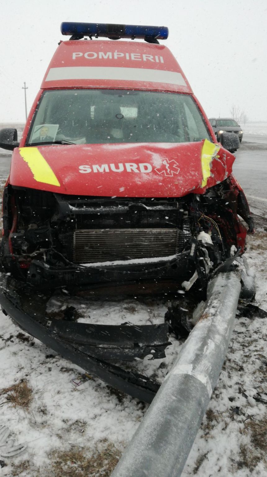Ambulanţă SMURD, implicată într-un accident rutier la Râşnov; trei paramedici au fost răniţi. FOTO