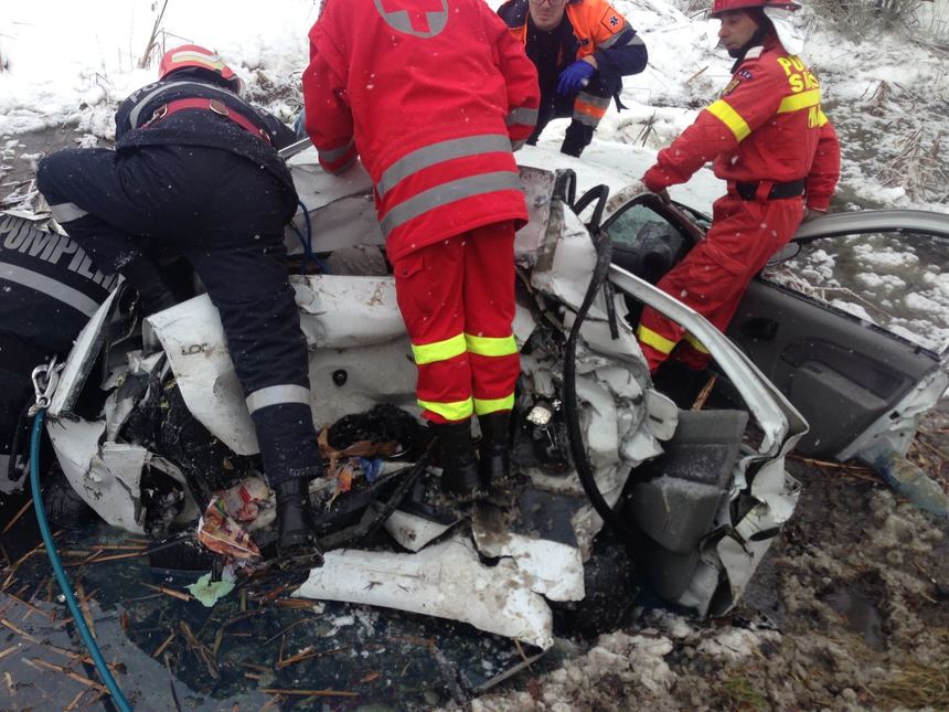UPDATE - Argeş: Patru persoane, rănite grav într-un accident rutier produs pe DN7; traficul este blocat